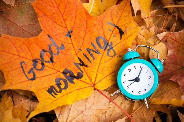 Autumn scene. Coffee cup and clock — Stock Photo, Image