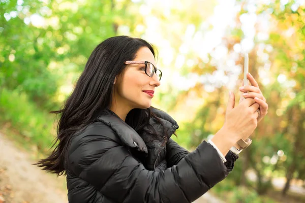 Bruneta žena selfie — Stock fotografie