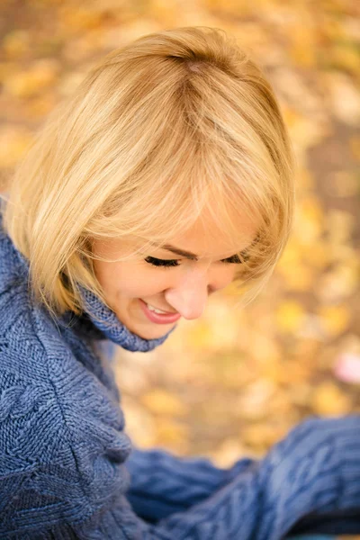 Retrato de otoño de una joven rubia —  Fotos de Stock