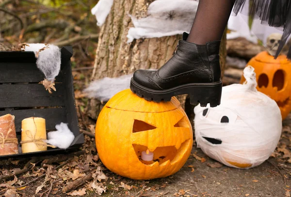 Calabazas de Halloween en el bosque de otoño — Foto de Stock