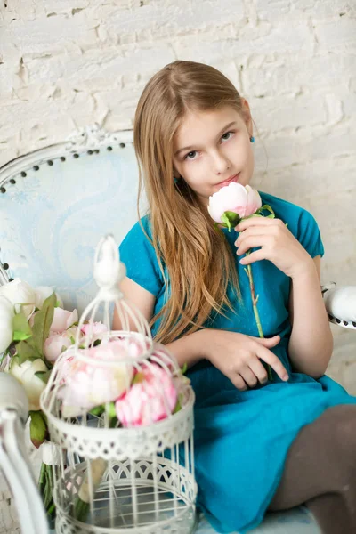 Dívka s krásnými květinami — Stock fotografie