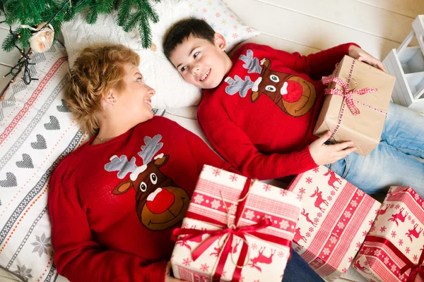 Motte und Sonne unterm Weihnachtsbaum — Stockfoto