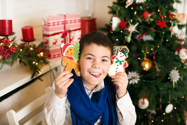 Chlapec s nový rok sušenky — Stock fotografie