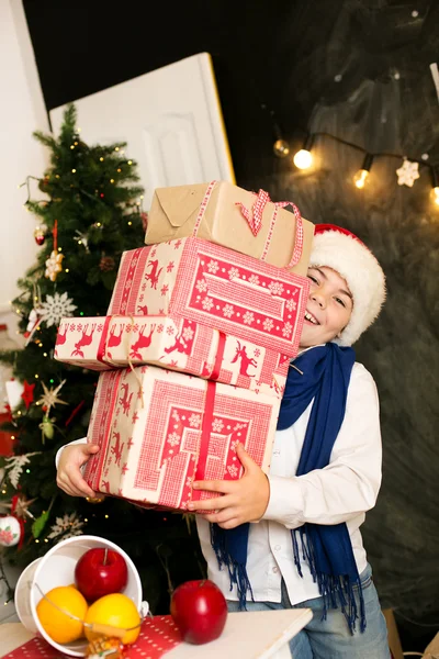 새 해의 상자를 들고 하는 소년 — 스톡 사진