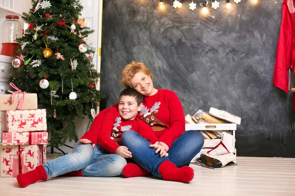 Madre e hijo sentados árbol de Navidad — Foto de Stock