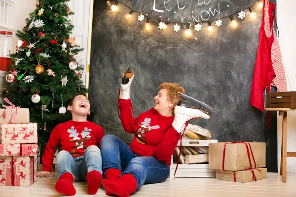 Madre e hijo sentados cerca del árbol de Navidad —  Fotos de Stock