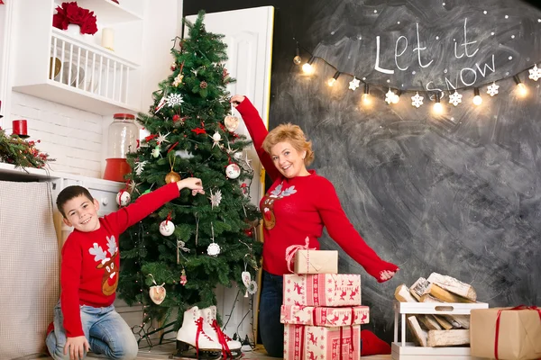 Μητέρα και γιος στολίζουν χριστουγεννιάτικο δέντρο — Φωτογραφία Αρχείου
