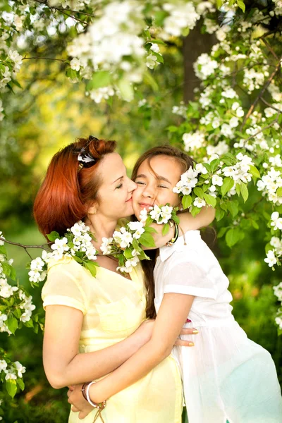 Mãe grávida com filha — Fotografia de Stock