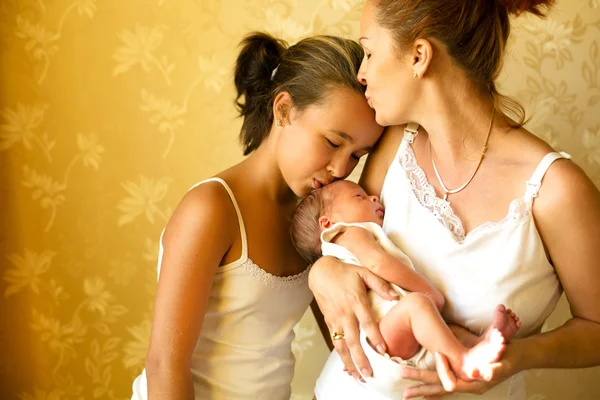 Moeder en pasgeboren baby — Stockfoto