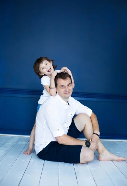 Papá y su hija posando —  Fotos de Stock