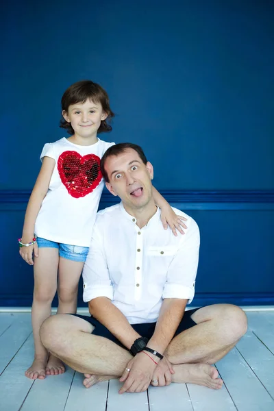 Dad and daughter durachatsya veselyatya and posing on camera — Stock Photo, Image