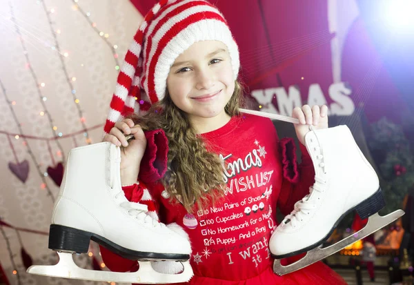 Lycklig barn flicka med en julklapp — Stockfoto