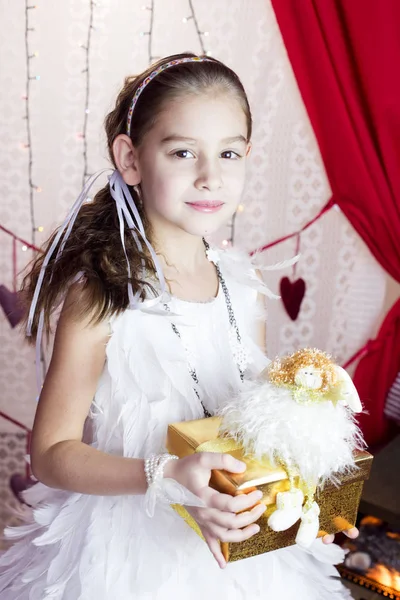 Gelukkig kind meisje met een kerstcadeau — Stockfoto