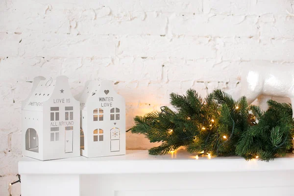 Weihnachten und Neujahr dekorierten Innenraum mit Geschenken und — Stockfoto