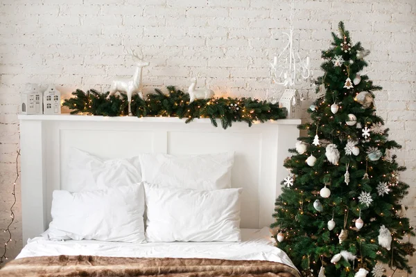 Рождественский и новогодний интерьер комнаты с подарками и — стоковое фото