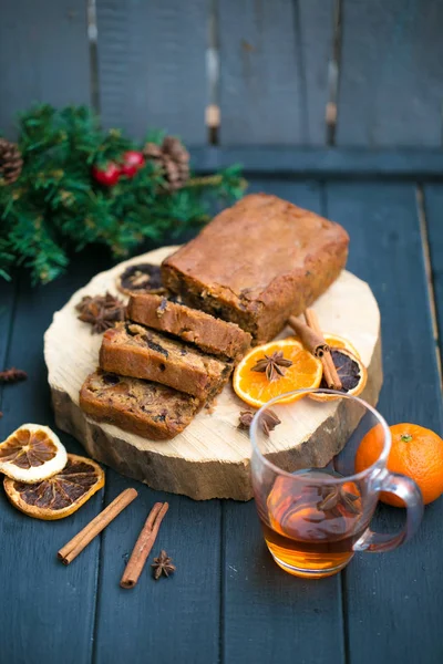 Pastelaria caseira de Natal. strudel de maçã (torta) com passas, wal — Fotografia de Stock