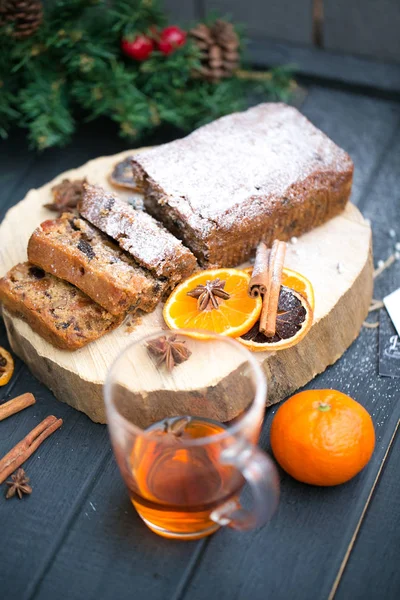 Pasticceria natalizia fatta in casa. Strudel di mele (torta) con uvetta, wal — Foto Stock