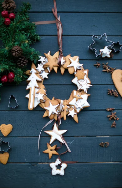 Gingerbread cookies hanging over wooden background — Stock Photo, Image