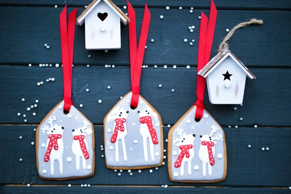 Gingerbread cookies hanging over wooden background — Stock Photo, Image