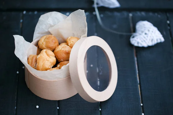 Profiteroller i ugnen. Eclair. Hemmagjord grädde puffar. — Stockfoto