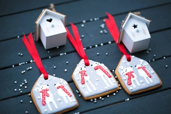 Bonbons décorés maison de Noël sur fond en bois — Photo