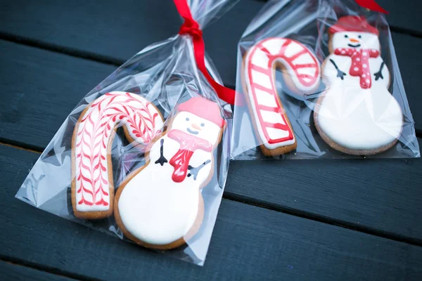 Bonbons décorés maison de Noël sur fond en bois — Photo