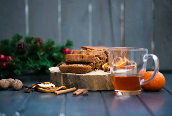 Decoración de Navidad con mandarinas, regalos, canela, anís sta — Foto de Stock