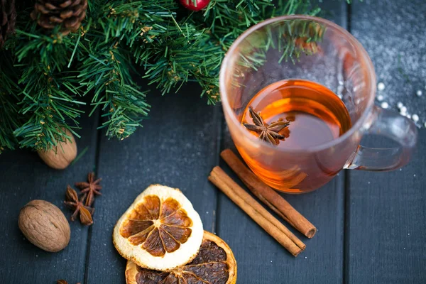 Kerstdecoratie met de mandarijnen, geschenken, kaneel, anijs sta — Stockfoto