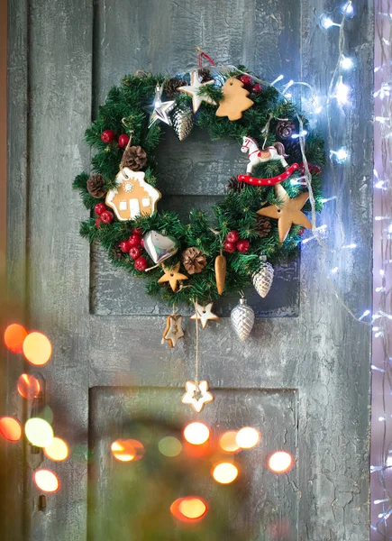 Kerstkrans op een houten achtergrond. — Stockfoto