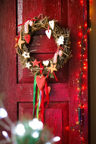 Рождественский венок на деревянном фоне . — стоковое фото