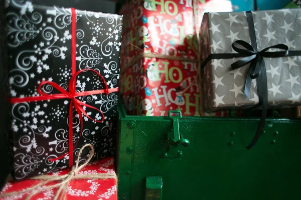 Рождественские украшения из ели и сосновой шишки на деревянной доске — стоковое фото