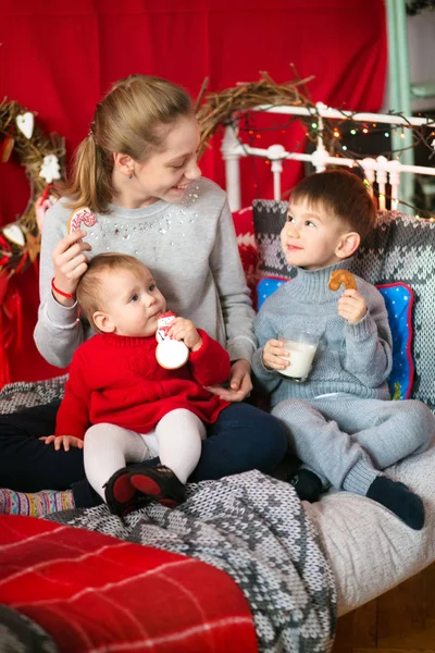 Nettes Kleines Kind Auf Weihnachtshintergrund — Stockfoto