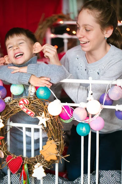 クリスマスの背景にかわいい子供 — ストック写真