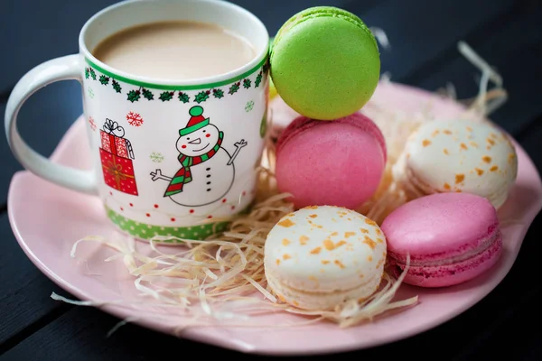 Taza de café con macarrones — Foto de Stock