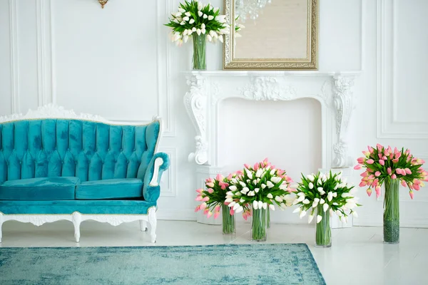 Όμορφο εσωτερικό - μπλε καναπέ, έναν καθρέφτη και λουλούδια σε βάζα — Φωτογραφία Αρχείου