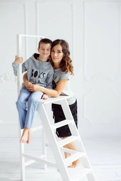 Otroligt mamma och son kramas och ler — Stockfoto