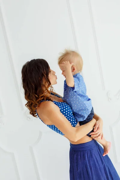 Hermosa madre juega con su hijo pequeño. Emociones, amor, forma —  Fotos de Stock