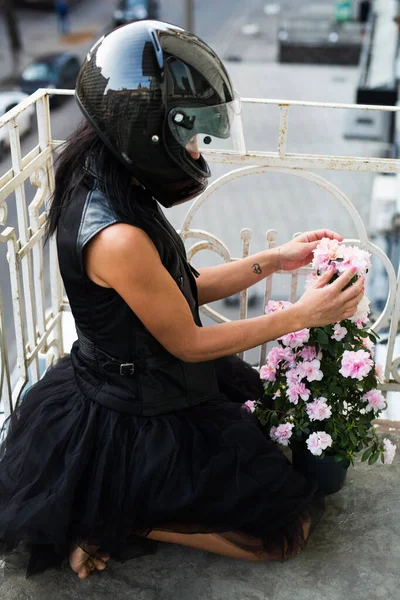 Stijlvolle Brunette Een Leren Jas Rok Poseren Het Balkon Met — Stockfoto