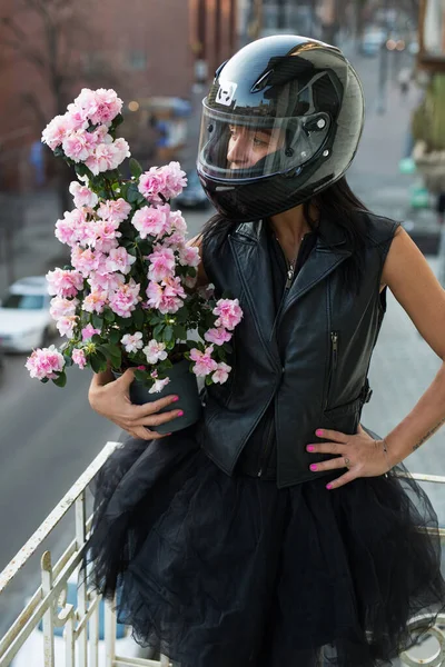 Snygg Brunett Skinnjacka Och Kjol Poserar Balkongen Med Blommor Händerna Stockbild