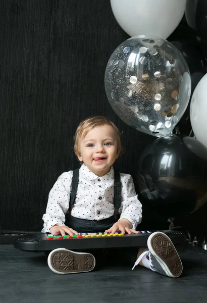 漂亮的婴儿生日男孩 手里拿着气球 穿着黑色背景的白衬衫的漂亮婴儿 — 图库照片