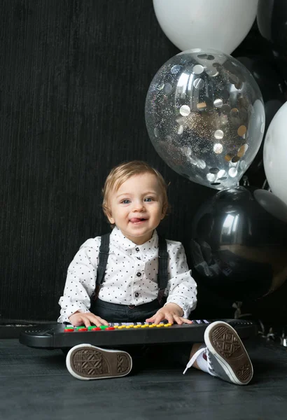 Hermoso Cumpleañero Niño Sonriente Con Globos Las Manos Ríe Regocija — Foto de Stock