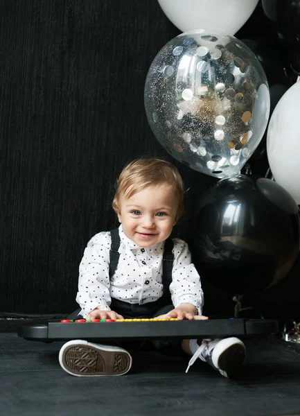 Wunderschönes Baby Geburtstagskind Lächelndes Kind Mit Luftballons Den Händen Lacht — Stockfoto
