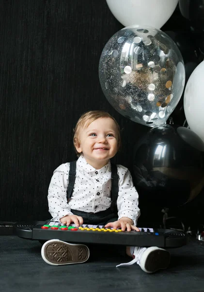 Bellissimo Festeggiato Ragazzo Sorridente Con Palloncini Mano Ride Gioisce Bellissimo — Foto Stock