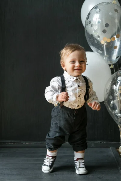 Mooie Baby Verjaardagsjongen Een Lachend Kind Met Ballonnen Zijn Handen — Stockfoto