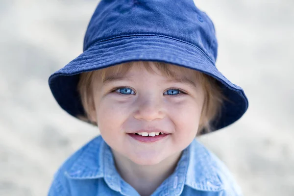 Bébé Bouclé Souriant Dans Chapeau Bleu Joue Dans Parc — Photo