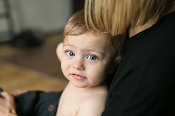Nouveau Ne Garcon Etant Tenu Par Son Pere Petit Vert Stock Photo