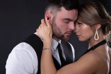 Seksi kadın, erkeğinin tepkisini izlerken nazikçe sarılıyor.