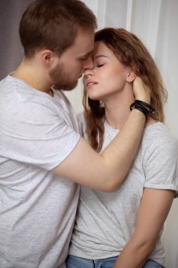 yakışıklı adam güzel ve esmer kadın yatak odasında öpüşme