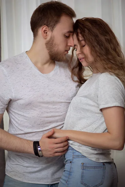 Retrato Una Hermosa Pareja Joven Enamorada Abrazándose —  Fotos de Stock