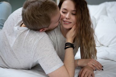 Güzel Romantik Çift ön sevişme yatakta